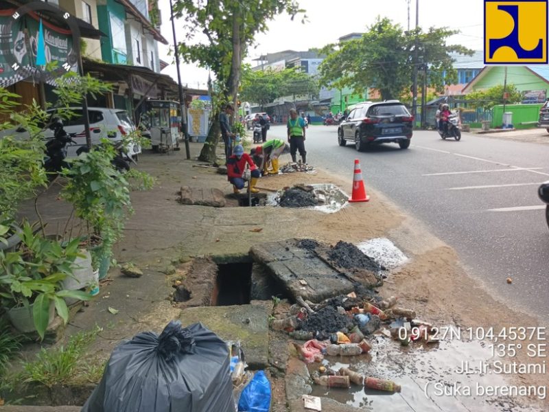 Pembersihan saluran drainase melalui kegiatan padat karya yang digagas dan dimulai oleh Penjabat Wali Kota Tanjungpinang Hasan, S.Sos sejak Senin (4/12) lalu, mulai memperlihatkan hasil. Sebanyak 600 anggota masyarakat dari keluarga pra sejahtera yang menjadi pekerja pada kegiatan padat karya, telah mengangkat sekitar 1.350 kubik sampah rumah tangga, plastik, botol bekas minuman, daun, kayu, dan jenis sampah lainnya. Sementara sedimen tanah dan lumpur yang berhasil dibersihkan melalui kegiatan tersebut, hingga Rabu (13/12) telah terangkat sekitar 60 lori. Foto: Diskominfo Tanjungpinang 