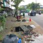 Pembersihan saluran drainase melalui kegiatan padat karya yang digagas dan dimulai oleh Penjabat Wali Kota Tanjungpinang Hasan, S.Sos sejak Senin (4/12) lalu, mulai memperlihatkan hasil. Sebanyak 600 anggota masyarakat dari keluarga pra sejahtera yang menjadi pekerja pada kegiatan padat karya, telah mengangkat sekitar 1.350 kubik sampah rumah tangga, plastik, botol bekas minuman, daun, kayu, dan jenis sampah lainnya. Sementara sedimen tanah dan lumpur yang berhasil dibersihkan melalui kegiatan tersebut, hingga Rabu (13/12) telah terangkat sekitar 60 lori. Foto: Diskominfo Tanjungpinang 