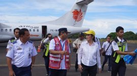 Cen Sui Lan Anggota Komisi V DPR RI Fraksi Golkar Dapil Kepulauan Riau didampingi Maman Jaya mewakili Dirjen Hubud Kementerian Perhubungan, serta Maraden Purba Kantor Otban II Medan dan Andi Hendra Suryaka Kepala Bandara Letung meninjau revitalisasi runway Bandara Letung Kepulauan Anambas, Rabu (13/12/2023). Foto: nurul atia/suaraserumpun.com