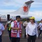 Cen Sui Lan Anggota Komisi V DPR RI Fraksi Golkar Dapil Kepulauan Riau didampingi Maman Jaya mewakili Dirjen Hubud Kementerian Perhubungan, serta Maraden Purba Kantor Otban II Medan dan Andi Hendra Suryaka Kepala Bandara Letung meninjau revitalisasi runway Bandara Letung Kepulauan Anambas, Rabu (13/12/2023). Foto: nurul atia/suaraserumpun.com