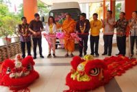 Anggota Komisi V DPR RI Fraksi Golkar daerah pemilihan Kepulauan Riau Kepri, Cen Sui Lan, menyerahkan bantuan berupa bus sekolah kepada Yayasan Buddhayana Batam, pada Sabtu (9/12/2023) lalu. Foto: Istimewa 