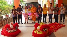 Anggota Komisi V DPR RI Fraksi Golkar daerah pemilihan Kepulauan Riau Kepri, Cen Sui Lan, menyerahkan bantuan berupa bus sekolah kepada Yayasan Buddhayana Batam, pada Sabtu (9/12/2023) lalu. Foto: Istimewa 