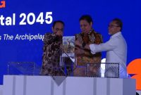 Menko Perekonomian Airlangga Hartarto bersama Menkominfo Budi Arie Setiadi dan Mendag Zulkifli Hasan dalam Launching Visi Indonesia Digital 2045. Foto: YouTube Kemkominfo
