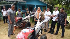 Ketua Tim Penggerak PKK Provinsi Kepulauan Riau Hj. Dewi Kumalasari Ansar menyerahkan bantuan 9 unit traktor tangan kepada kelompok tani di Desa Ekang Enculai, Kabupaten Bintan, Kamis (14/12/2023). Foto: Diskominfo Kepri 