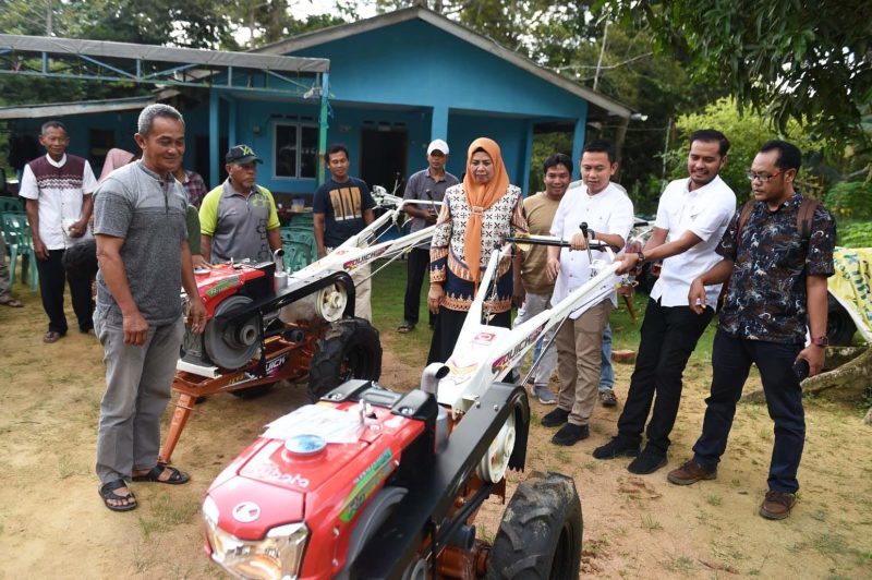 Ketua Tim Penggerak PKK Provinsi Kepulauan Riau Hj. Dewi Kumalasari Ansar menyerahkan bantuan 9 unit traktor tangan kepada kelompok tani di Desa Ekang Enculai, Kabupaten Bintan, Kamis (14/12/2023). Foto: Diskominfo Kepri 