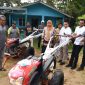 Ketua Tim Penggerak PKK Provinsi Kepulauan Riau Hj. Dewi Kumalasari Ansar menyerahkan bantuan 9 unit traktor tangan kepada kelompok tani di Desa Ekang Enculai, Kabupaten Bintan, Kamis (14/12/2023). Foto: Diskominfo Kepri 