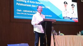 Wakil Wali Kota Batam Amsakar Achmad menjadi narasumber workshop peningkatan kapasitas program bangga kencana dan penurunan stunting bagi petugas lini lapangan dan tim pendampingan keluarga, yang ditaja oleh Badan Kependudukan dan Keluarga Berencana Nasional (BKKBN) Provinsi Kepulauan Riau, di Aston Hotel, Kota Batam, pada Jumat (15/12/2023). Foto: INIKEPRI.COM
