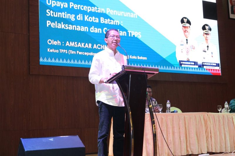 Wakil Wali Kota Batam Amsakar Achmad menjadi narasumber workshop peningkatan kapasitas program bangga kencana dan penurunan stunting bagi petugas lini lapangan dan tim pendampingan keluarga, yang ditaja oleh Badan Kependudukan dan Keluarga Berencana Nasional (BKKBN) Provinsi Kepulauan Riau, di Aston Hotel, Kota Batam, pada Jumat (15/12/2023). Foto: INIKEPRI.COM
