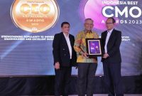 Berkat kinerja solid tersebut, WartaEkonomi.co.id Research and Consulting menetapkan Direktur Konsumer & Ritel bank bjb Suartini sebagai Best Chief Marketing Officer 2023 in Providing Customer-Based Needs Product and Services to Accelerate Business Performance, (Category: Regional Bank), pada ajang Indonesia Best CMO Award 2023, yang diselenggarakan di Jakarta, Kamis (14/12). Penghargaan diterima oleh Senior Executive Vice President Bisnis bank bjb Beny Riswandi. Foto: bank bjb untuk INIKEPRI.COM