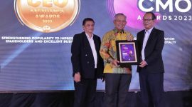 Berkat kinerja solid tersebut, WartaEkonomi.co.id Research and Consulting menetapkan Direktur Konsumer & Ritel bank bjb Suartini sebagai Best Chief Marketing Officer 2023 in Providing Customer-Based Needs Product and Services to Accelerate Business Performance, (Category: Regional Bank), pada ajang Indonesia Best CMO Award 2023, yang diselenggarakan di Jakarta, Kamis (14/12). Penghargaan diterima oleh Senior Executive Vice President Bisnis bank bjb Beny Riswandi. Foto: bank bjb untuk INIKEPRI.COM