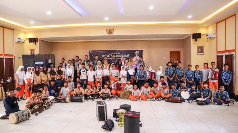 Dinas Kebudayaan dan Pariwisata (Disbudpar) Kota Tanjungpinang memberikan inspirasi kepada 80 siswa SMP dalam mengenali dan memperkaya warisan budaya melalui pelatihan Musik Tradisi Melayu Kepulauan Riau (Kepri), di aula SMAN 4 Tanjungpinang, Kamis (14/12/2023). Foto: Diskominfo Tanjungpinang 