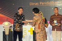 Dinas Pendidikan (Disdik) Provinsi Kepulauan Riau mendapat penghargaan berupa Apresiasi Cerdas Berkarakter pada puncak rangkaian kegiatan Pekan untuk Sahabat Karakter (Pusaka) Tahun 2023 yang digelar di Plaza Insan Berprestasi, Gedung A Lantai 1, Kementerian Pendidikan, Kebudayaan, Riset, dan Teknologi (Kemendikbudristek), Sabtu, (16/12). Foto: Diskominfo Kepri 