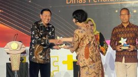 Dinas Pendidikan (Disdik) Provinsi Kepulauan Riau mendapat penghargaan berupa Apresiasi Cerdas Berkarakter pada puncak rangkaian kegiatan Pekan untuk Sahabat Karakter (Pusaka) Tahun 2023 yang digelar di Plaza Insan Berprestasi, Gedung A Lantai 1, Kementerian Pendidikan, Kebudayaan, Riset, dan Teknologi (Kemendikbudristek), Sabtu, (16/12). Foto: Diskominfo Kepri 
