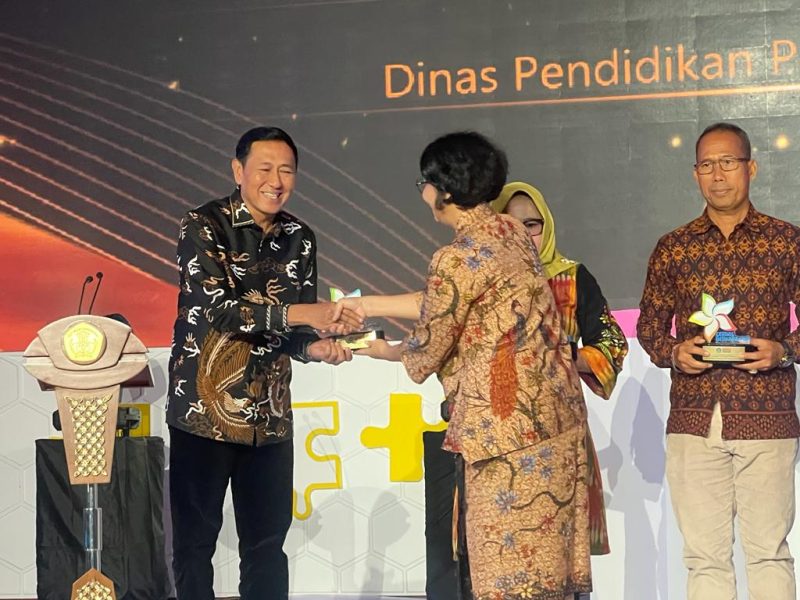 Dinas Pendidikan (Disdik) Provinsi Kepulauan Riau mendapat penghargaan berupa Apresiasi Cerdas Berkarakter pada puncak rangkaian kegiatan Pekan untuk Sahabat Karakter (Pusaka) Tahun 2023 yang digelar di Plaza Insan Berprestasi, Gedung A Lantai 1, Kementerian Pendidikan, Kebudayaan, Riset, dan Teknologi (Kemendikbudristek), Sabtu, (16/12). Foto: Diskominfo Kepri 