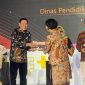 Dinas Pendidikan (Disdik) Provinsi Kepulauan Riau mendapat penghargaan berupa Apresiasi Cerdas Berkarakter pada puncak rangkaian kegiatan Pekan untuk Sahabat Karakter (Pusaka) Tahun 2023 yang digelar di Plaza Insan Berprestasi, Gedung A Lantai 1, Kementerian Pendidikan, Kebudayaan, Riset, dan Teknologi (Kemendikbudristek), Sabtu, (16/12). Foto: Diskominfo Kepri 