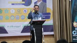 Gubernur Kepulauan Riau Ansar Ahmad mengajak seluruh civitas akademika untuk berperan aktif dalam upaya percepatan penurunan stunting di provinsi ini. Hal ini disampaikan dalam Seminar Peran Civitas Dalam Upaya Percepatan Penurunan Stunting melalui Kampus Peduli Stunting Kepulauan Riau (Kamping Kepri) yang digelar di Aula Kampus Universitas Ibnu Sina Batam, Sabtu (16/12/2023). Foto: Diskominfo Kepri 