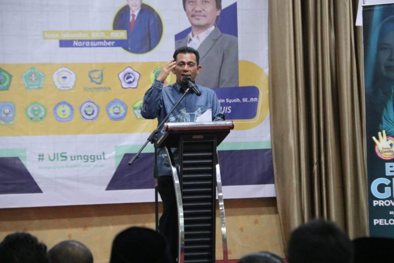 Gubernur Kepulauan Riau Ansar Ahmad mengajak seluruh civitas akademika untuk berperan aktif dalam upaya percepatan penurunan stunting di provinsi ini. Hal ini disampaikan dalam Seminar Peran Civitas Dalam Upaya Percepatan Penurunan Stunting melalui Kampus Peduli Stunting Kepulauan Riau (Kamping Kepri) yang digelar di Aula Kampus Universitas Ibnu Sina Batam, Sabtu (16/12/2023). Foto: Diskominfo Kepri 