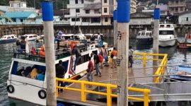 Masyarakat Kepulauan Riau kini bisa menikmati fasilitas ponton HDPE yang dibangun Pemerintah Provinsi Kepri di Tarempa dan Pantai Indah Kijang. Adanya ponton HDPE ini memudahkan akses masyarakat untuk naik dan turun dari kapal. Ponton HDPE merupakan salah satu dari infrastruktur transportasi yang selesai dibangun di akhir tahun 2023. Foto: Diskominfo Kepri 