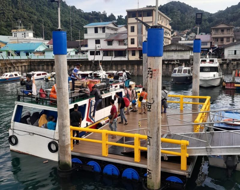 Masyarakat Kepulauan Riau kini bisa menikmati fasilitas ponton HDPE yang dibangun Pemerintah Provinsi Kepri di Tarempa dan Pantai Indah Kijang. Adanya ponton HDPE ini memudahkan akses masyarakat untuk naik dan turun dari kapal. Ponton HDPE merupakan salah satu dari infrastruktur transportasi yang selesai dibangun di akhir tahun 2023. Foto: Diskominfo Kepri 