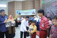 Penjabat (Pj.) Wali Kota Tanjungpinang, Hasan, S. Sos, menyerahkan bantuan tersebut di aula SMPN 4 Tanjungpinang, Kepri, Sabtu (16/12/2023). Foto: Diskominfo Tanjungpinang 