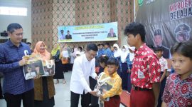 Penjabat (Pj.) Wali Kota Tanjungpinang, Hasan, S. Sos, menyerahkan bantuan tersebut di aula SMPN 4 Tanjungpinang, Kepri, Sabtu (16/12/2023). Foto: Diskominfo Tanjungpinang 