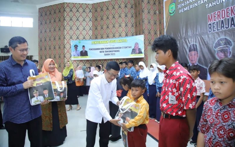 Penjabat (Pj.) Wali Kota Tanjungpinang, Hasan, S. Sos, menyerahkan bantuan tersebut di aula SMPN 4 Tanjungpinang, Kepri, Sabtu (16/12/2023). Foto: Diskominfo Tanjungpinang