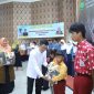 Penjabat (Pj.) Wali Kota Tanjungpinang, Hasan, S. Sos, menyerahkan bantuan tersebut di aula SMPN 4 Tanjungpinang, Kepri, Sabtu (16/12/2023). Foto: Diskominfo Tanjungpinang 
