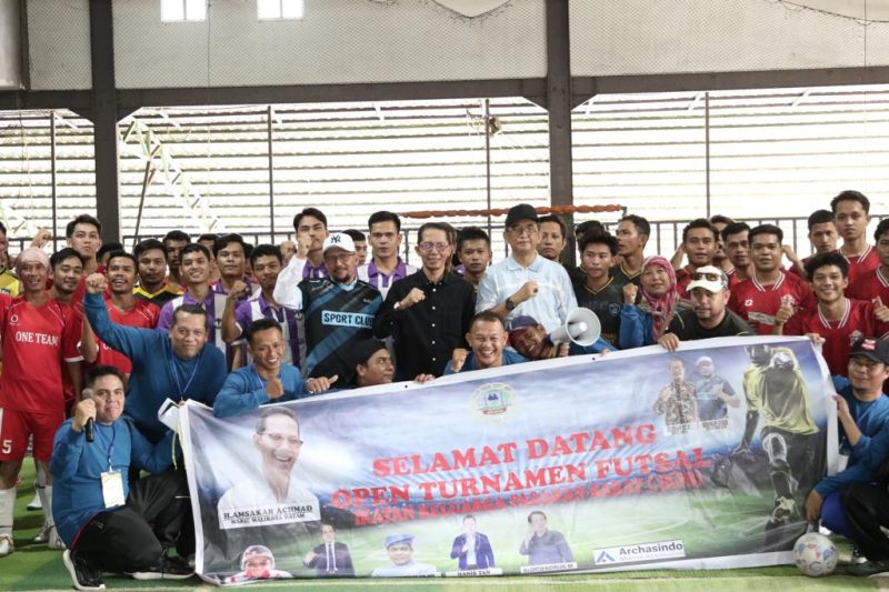 Wakil Wali Kota Batam Amsakar Achmad membuka Turnamen Futsal Ikatan Keluarga Pasaman Barat. Foto: INIKEPRI.COM