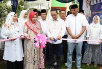 Wakil Wali Kota Batam Amsakar Achmad didampingi Ketua Umum DPP GARPU Pietra Paloh menggunting pita sebagai tanda rumah singgah ArRahman Rusli Paloh dibuka secara resmi. Foto: INIKEPRI.COM