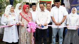 Wakil Wali Kota Batam Amsakar Achmad didampingi Ketua Umum DPP GARPU Pietra Paloh menggunting pita sebagai tanda rumah singgah ArRahman Rusli Paloh dibuka secara resmi. Foto: INIKEPRI.COM