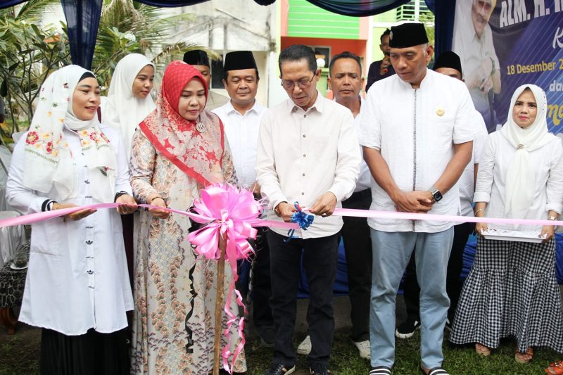 Wakil Wali Kota Batam Amsakar Achmad didampingi Ketua Umum DPP GARPU Pietra Paloh menggunting pita sebagai tanda rumah singgah ArRahman Rusli Paloh dibuka secara resmi. Foto: INIKEPRI.COM