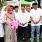Wakil Wali Kota Batam Amsakar Achmad didampingi Ketua Umum DPP GARPU Pietra Paloh menggunting pita sebagai tanda rumah singgah ArRahman Rusli Paloh dibuka secara resmi. Foto: INIKEPRI.COM