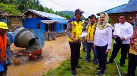 Cen Sui Lan Anggota Komisi V DPR RI Fraksi Golkar Dapil Kepri bersama Stanley C Tuatipanaya, Danil, Hendra, Syarif Ahmad serta Bukhari melakukan kunjungan kerja reses meninjau pengerjaan Jalan Lingkar Pulau Jemaja dari Rewak menuju Sedanau hingga Padang Melang, Rabu (13/12/2024). Foto: suaraserumpun