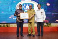 Lembaga Negara pengawas pelayanan publik Ombudsman RI Perwakilan Kepri mengadakan Penganugerahan Penilaian Kepatuhan Penyelenggaraan Pelayanan Publik 2023 (Opini Pengawasan Penyelenggaraan Pelayanan Publik) yang diadakan secara luring dan dihadiri oleh Gubenur Kepulauan Riau yang diwakili Sekretaris Daerah Provinsi Kepulauan Riau Adi Prihantara di Batam Center, pada hari Senin (18/12/2023). Foto: Diskominfo Kepri 