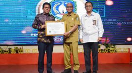 Lembaga Negara pengawas pelayanan publik Ombudsman RI Perwakilan Kepri mengadakan Penganugerahan Penilaian Kepatuhan Penyelenggaraan Pelayanan Publik 2023 (Opini Pengawasan Penyelenggaraan Pelayanan Publik) yang diadakan secara luring dan dihadiri oleh Gubenur Kepulauan Riau yang diwakili Sekretaris Daerah Provinsi Kepulauan Riau Adi Prihantara di Batam Center, pada hari Senin (18/12/2023). Foto: Diskominfo Kepri 