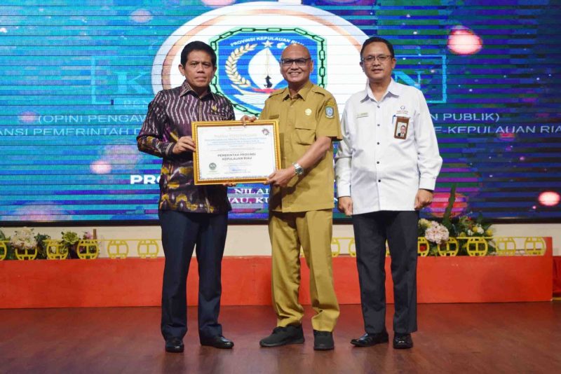 Lembaga Negara pengawas pelayanan publik Ombudsman RI Perwakilan Kepri mengadakan Penganugerahan Penilaian Kepatuhan Penyelenggaraan Pelayanan Publik 2023 (Opini Pengawasan Penyelenggaraan Pelayanan Publik) yang diadakan secara luring dan dihadiri oleh Gubenur Kepulauan Riau yang diwakili Sekretaris Daerah Provinsi Kepulauan Riau Adi Prihantara di Batam Center, pada hari Senin (18/12/2023). Foto: Diskominfo Kepri 