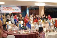 Asisten II Setdako Tanjungpinang Bambang Hartanto menyerahkan bantuan alat produksi pengolahan ikan kepada sejumlah pelaku Industri Kecil Menengah (IKM) yang ada di Kota Tanjungpinang. Foto: Diskominfo Tanjungpinang 