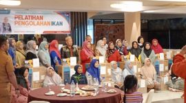 Asisten II Setdako Tanjungpinang Bambang Hartanto menyerahkan bantuan alat produksi pengolahan ikan kepada sejumlah pelaku Industri Kecil Menengah (IKM) yang ada di Kota Tanjungpinang. Foto: Diskominfo Tanjungpinang 