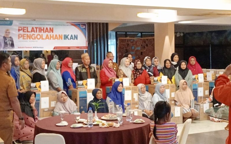 Asisten II Setdako Tanjungpinang Bambang Hartanto menyerahkan bantuan alat produksi pengolahan ikan kepada sejumlah pelaku Industri Kecil Menengah (IKM) yang ada di Kota Tanjungpinang. Foto: Diskominfo Tanjungpinang 