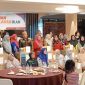 Asisten II Setdako Tanjungpinang Bambang Hartanto menyerahkan bantuan alat produksi pengolahan ikan kepada sejumlah pelaku Industri Kecil Menengah (IKM) yang ada di Kota Tanjungpinang. Foto: Diskominfo Tanjungpinang 