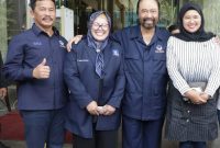 Ketua Umum Partai Nasional Demokrat atau NasDem, Surya Paloh, merangkul Hj Marlin Agustina dan putrinya Rani, didampingi Ketua DPW Nasdem Kepri H Muhammad Rudi (HMR), saat foto bersama usai pertemuan dengan seluruh kader dan bakal calon legislatif Partai NasDem se-Provinsi Kepri, di Batam, beberapa waktu yang lalu. Foto: Nasdem Kepri