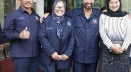 Ketua Umum Partai Nasional Demokrat atau NasDem, Surya Paloh, merangkul Hj Marlin Agustina dan putrinya Rani, didampingi Ketua DPW Nasdem Kepri H Muhammad Rudi (HMR), saat foto bersama usai pertemuan dengan seluruh kader dan bakal calon legislatif Partai NasDem se-Provinsi Kepri, di Batam, beberapa waktu yang lalu. Foto: Nasdem Kepri