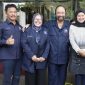 Ketua Umum Partai Nasional Demokrat atau NasDem, Surya Paloh, merangkul Hj Marlin Agustina dan putrinya Rani, didampingi Ketua DPW Nasdem Kepri H Muhammad Rudi (HMR), saat foto bersama usai pertemuan dengan seluruh kader dan bakal calon legislatif Partai NasDem se-Provinsi Kepri, di Batam, beberapa waktu yang lalu. Foto: Nasdem Kepri