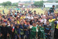 Wakil Wali Kota Batam Amsakar Achmad membuka festival sepak bola usia dini 