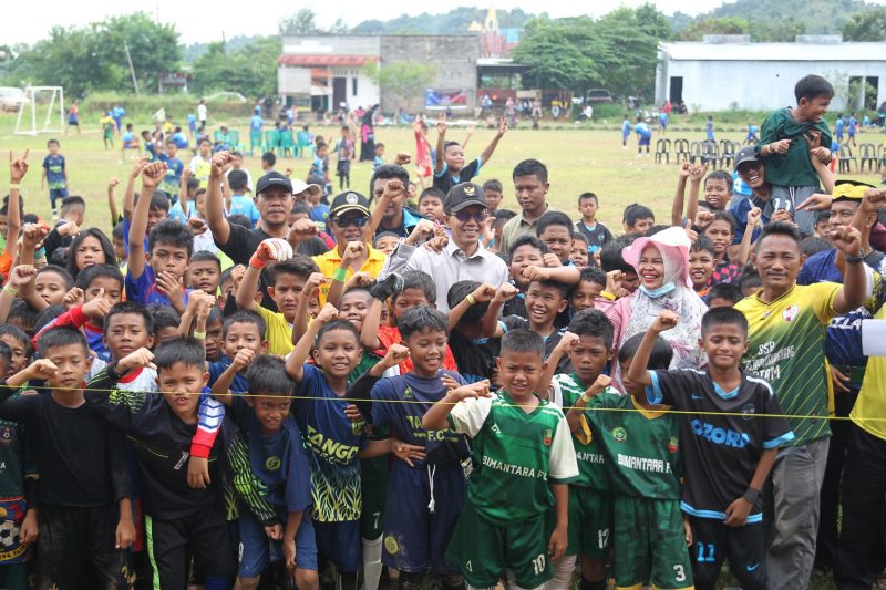 Wakil Wali Kota Batam Amsakar Achmad membuka festival sepak bola usia dini 