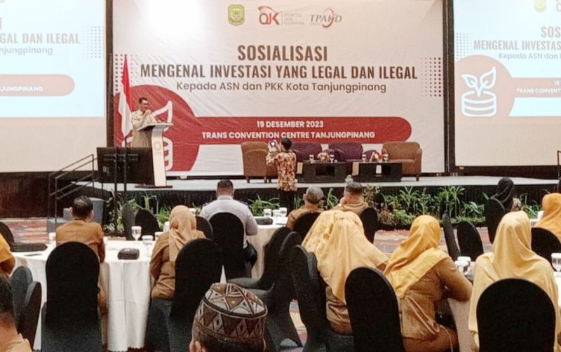 Otoritas Jasa Keuangan (OJK) Kepri menggelar sosialisasi tentang mengenal investasi yang legal dan ilegal kepada ASN dan PKK Kota Tanjungpinang, Selasa (19/12/2023) di Trans Convention Center. Foto: Diskominfo Tanjungpinang 