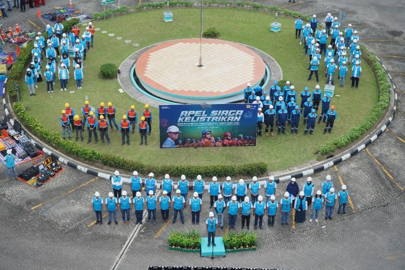 PT PLN (Persero) menggelar Apel Siaga Kelistrikan Natal 2023 dan Tahun Baru (Nataru) 2024 secara nasional pada Rabu (20/12/2023). Apel ini dilakukan untuk memastikan kesiapan pasokan listrik dan petugas dalam menjaga pasokan dan keandalan listrik selama perayaan Nataru 2024 di seluruh penjuru Indonesia. Foto: PLN Batam untuk INIKEPRI.COM