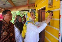 Anggota Komisi V DPR RI Fraksi Golkar Daerah Pemilihan (Dapil) Kepri Cen Sui Lan menyalurkan dana aspirasinya sebesar Rp1,5 miliar untuk Desa Tarempa Barat Daya, Kabupaten Kepulauan Anambas, pada tahun anggaran 2023. Kini, berkat uang aspirasi tersebut desa di atas bukit itu sudah dialiri jaringan air bersih. Foto: Istimewa