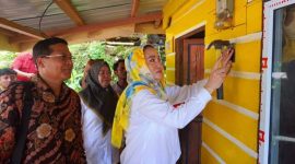 Anggota Komisi V DPR RI Fraksi Golkar Daerah Pemilihan (Dapil) Kepri Cen Sui Lan menyalurkan dana aspirasinya sebesar Rp1,5 miliar untuk Desa Tarempa Barat Daya, Kabupaten Kepulauan Anambas, pada tahun anggaran 2023. Kini, berkat uang aspirasi tersebut desa di atas bukit itu sudah dialiri jaringan air bersih. Foto: Istimewa 