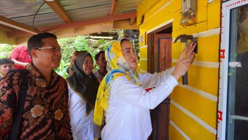 Anggota Komisi V DPR RI Fraksi Golkar Daerah Pemilihan (Dapil) Kepri Cen Sui Lan menyalurkan dana aspirasinya sebesar Rp1,5 miliar untuk Desa Tarempa Barat Daya, Kabupaten Kepulauan Anambas, pada tahun anggaran 2023. Kini, berkat uang aspirasi tersebut desa di atas bukit itu sudah dialiri jaringan air bersih. Foto: Istimewa 